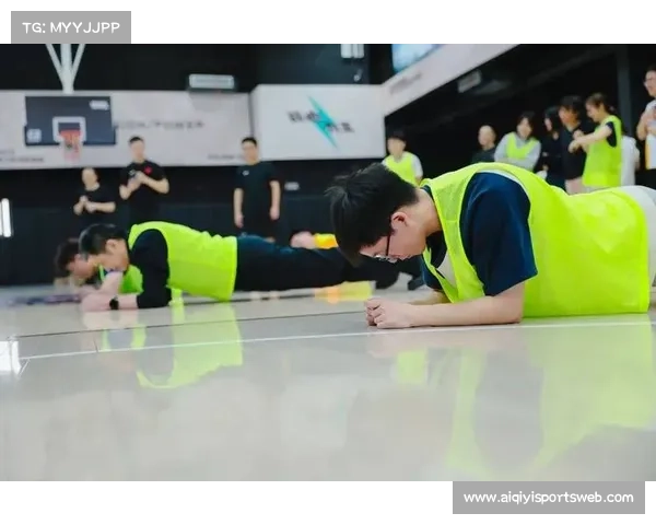 会同县一完小体育节障碍接力赛趣味十足：小选手扶栏架重整再冲刺