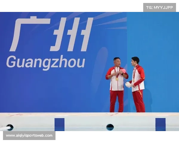 十五运会男子蹦床冠军练俊杰站在领奖台上,与曹缘等选手合影